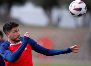 Giménez cabeceando un balón. Imagen: Atlético de Madrid.