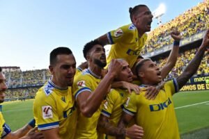 Futbolistas del Cádiz celebran uno de los goles de Darwin Machís. Foto: Cádiz Club de Fútbol