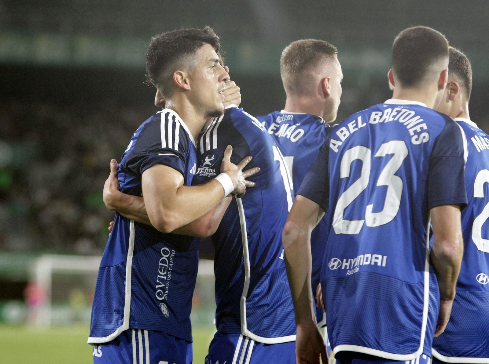 Golpe encima de la mesa del Real Oviedo en el Martínez Valero – Agente ...
