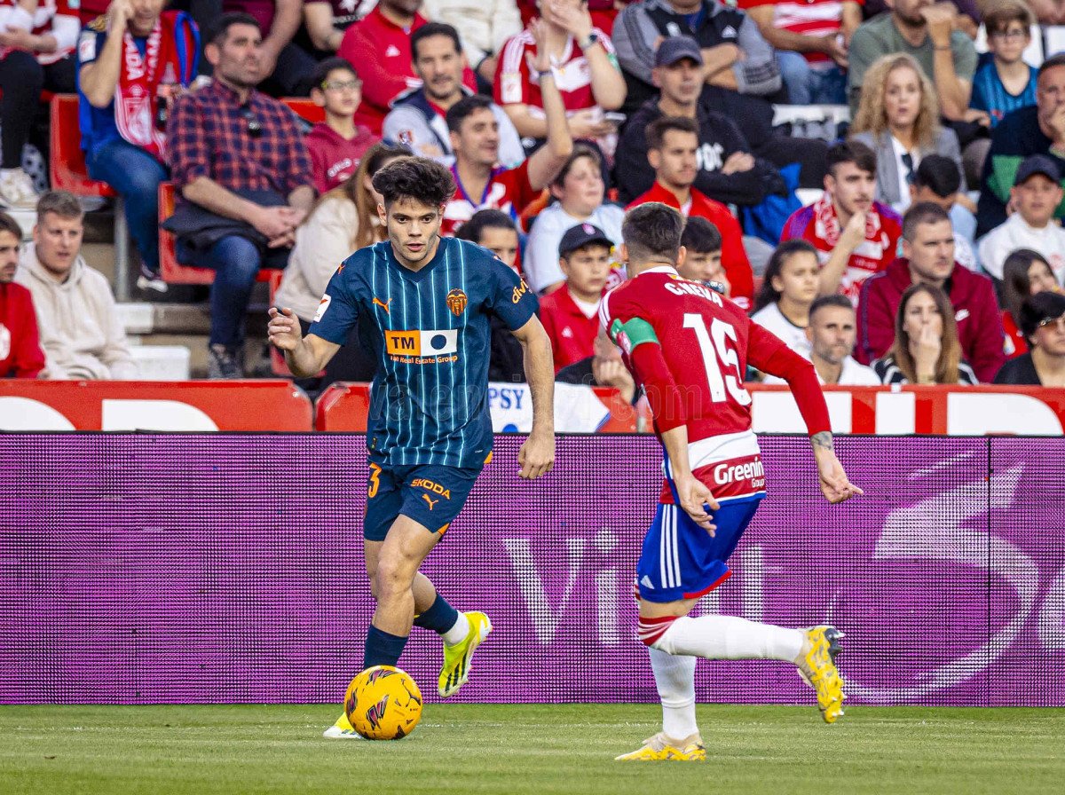 Fran Pérez encarando a su rival. Fuente: Valencia CF.