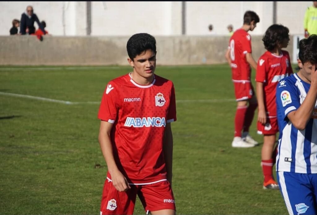 Hugo con la camiseta del Deportivo de La Coruña fuente: la voz de Galicia