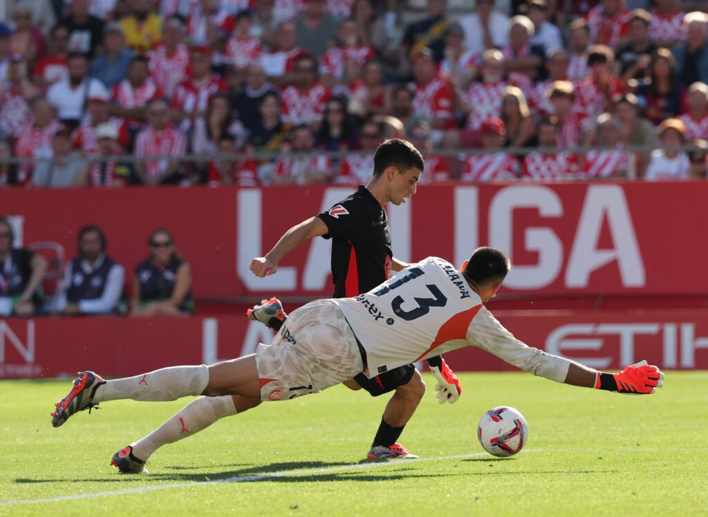 Pedri superando a Gazzaniga y anotando el 0-4. Fuente: LLUIS GENE (Getty Images)