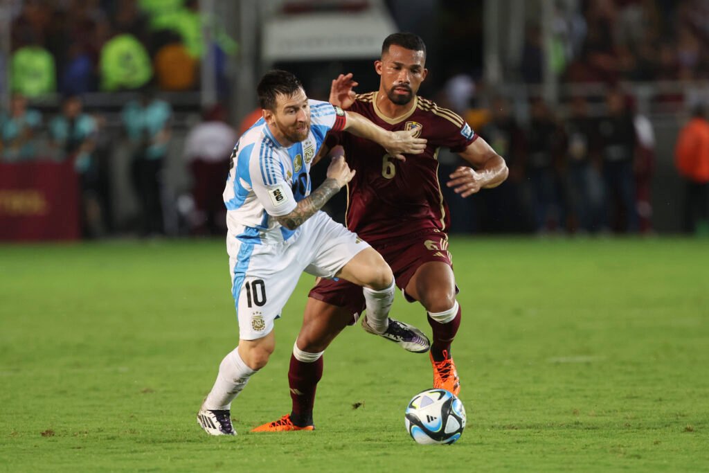 Yangel (jugador del Girona) y Messi peleando por el esférico.