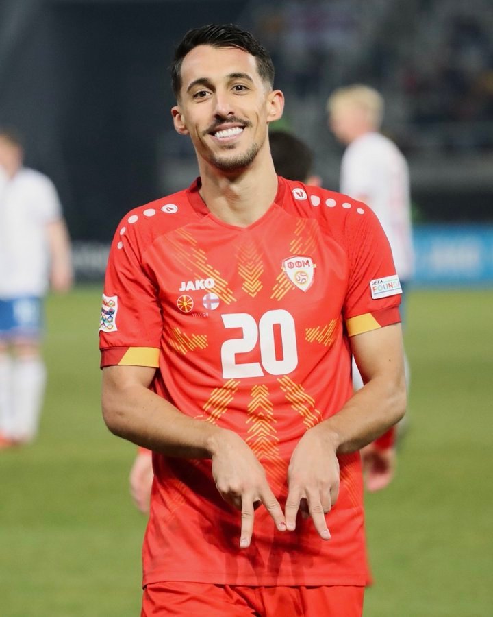 Miovski celebrando su gol ante las Islas Feroe. (cinco jugadores)