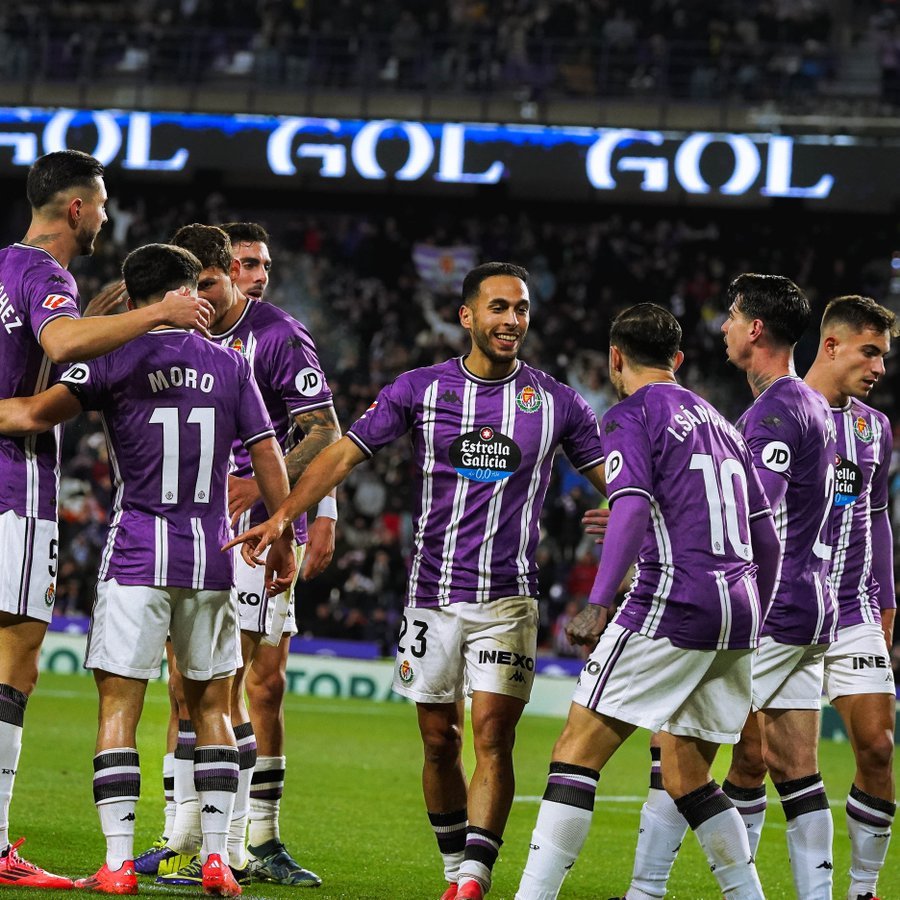 Los jugadores del Valladolid celebrando el tanto de Anuar ante el Valencia.