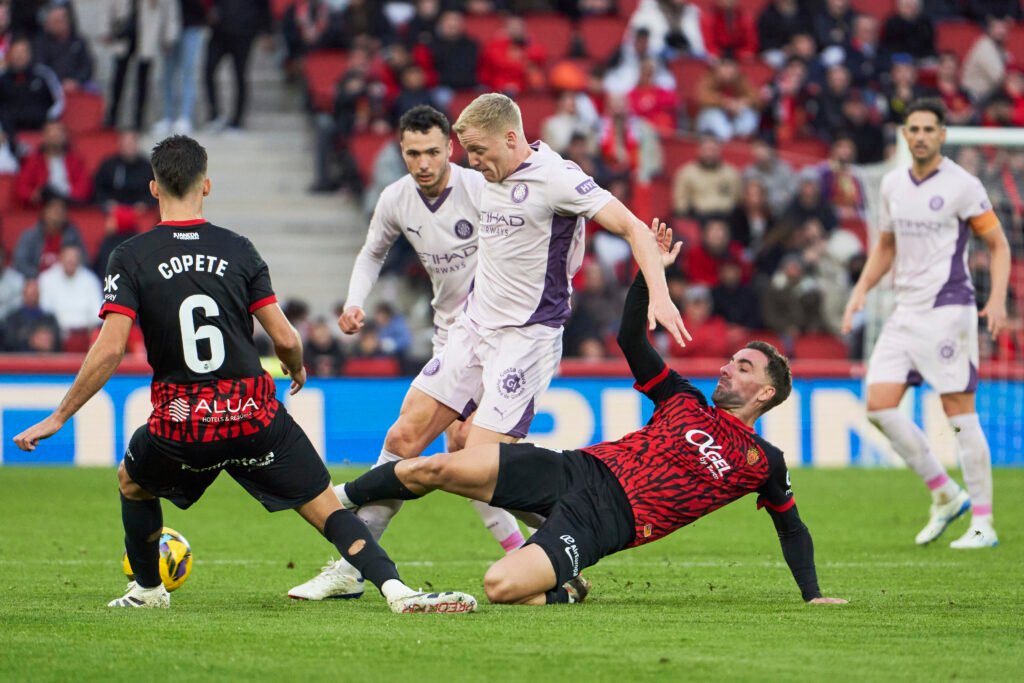 Van de Beek luchando por el balón con Sergi Darder en el Mallorca-Girona.