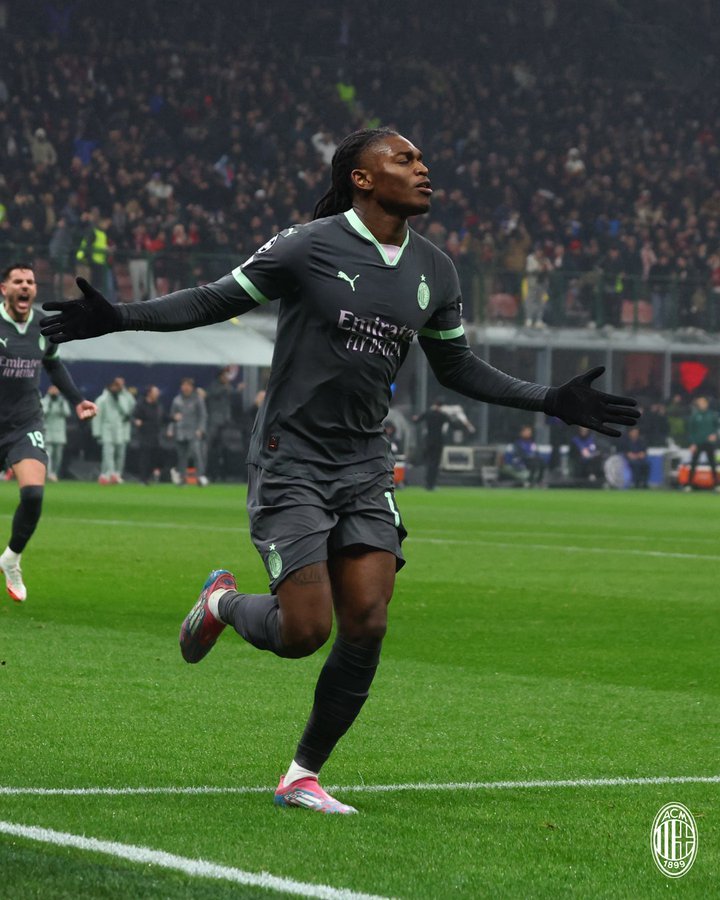 Rafael Leão celebrando el AC Milan 1-0 Girona.