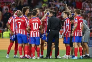 Jugadores del Atlético de Madrid hidratándose.