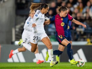 El FC Barcelona femenino se enfrenta al Real Madrid femenino.