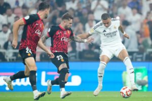 Mbappé controlando el balónbajo la atenta mirada de Valjent y Maffeo.