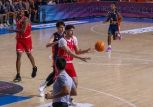Asier González da un pase a uno de sus compañeros. Fuente: Caesa Seguros FC Cartagena CB