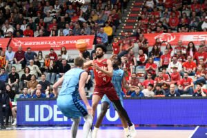 Kaiser Gates da un pase ante dos jugadores del Morabanc Andorra. Foto: Israel Sánchez