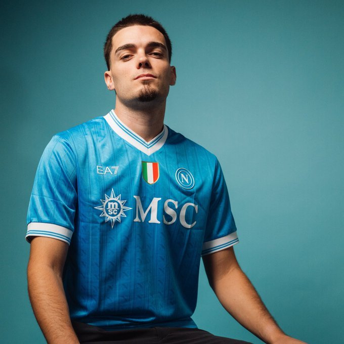 Miguel Gutiérrez posando, por primera vez, con la camiseta del Napoli. 