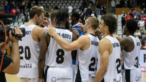 Los jugadores del UCAM Murcia hacen piña tras ganar en Fontajau. Fuente: cb Photo / Sergi Geronès
