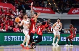 Jovic intenta dar un pase ante la defensa de Jonah Radebaugh. Fuente: Valencia Basket
