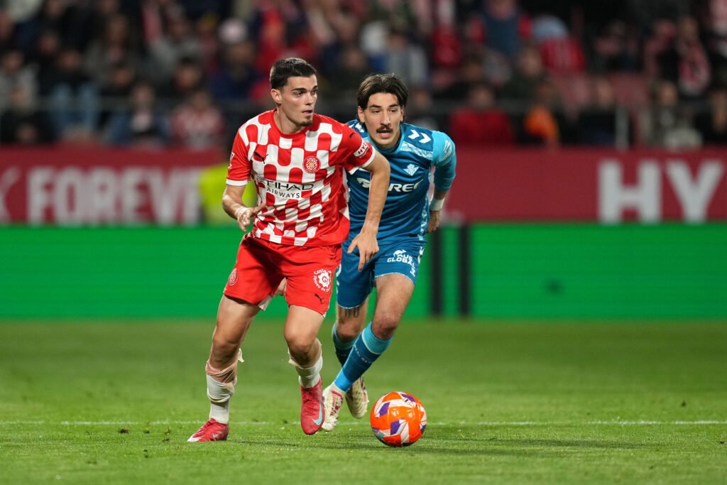 Miguel Gutierrez enfrentándose a Hector Bellerin durante el Girona-Real Betis. 