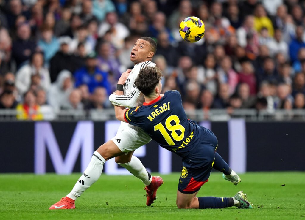 Ladislav Krejci frenando a Mbappe durante el Real Madrid-Girona. 