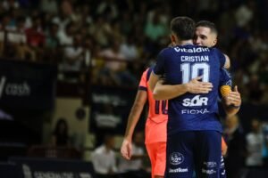 Dos jugadores del Alzira celebran un gol anotado ante el Barcelona. Fuente: @AlziraFS