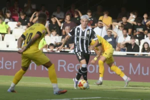 Kevin, jugador del Cartagena, conduce la pelota durante el encuentro contra el Hércules. Fuente: La Verdad