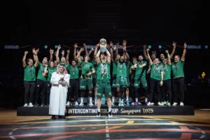 Alberto Díaz alza al cielo del pabellón el título de la Copa Intercontinental. Fuente: FIBA Intercontinental Cup Singapore 2025