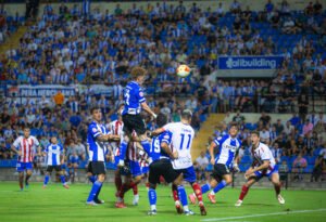 Yeremy de León remata un balón de cabeza en el Hércules - Algeciras. Fuente: @cfhercules