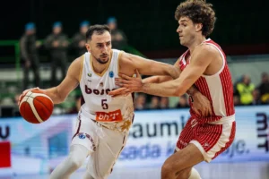 Rubén de la Torre, jugador del UCAM Murcia, intenta cortarle el paso a Edin Atic. Fuente: FIBA Eurocup Web
