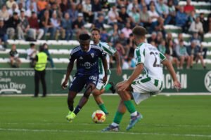 Tahiru Awudu intenta irse de un jugador del Antequera en el Estadio del Maulí. Fuente: Marbella CF Web