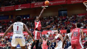 Cacok tira a una mano en el duelo contra Baskonia. Fuente: ACB vía web