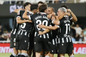 Los jugadores del Cartagena celebran uno de los 2 goles anotados frente al Algeciras. Fuente: La Verdad