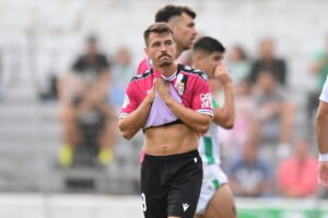 Chiki, jugador del FC Cartagena, se lamenta en el partido contra el Sanluqueño. Fuente: @FCCartagena_efs