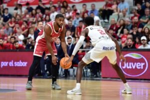 David DeJulius maneja el balón con Simmons muy cerca de él. Foto: Javier Bernal