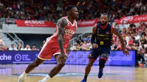 Dylan Ennis, quién hizo un gran partido para el UCAM Murcia, bota el balón ante Shannon Evans. Foto: Javier Bernal