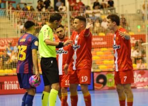 Jesús Izquierdo le pide explicaciones al árbitro durante el encuentro. Fuente: Jimbee Cartagena