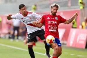 Un jugador del Tarazona disputa el balón con otro jugador del Sevilla Atlético. Fuente: @SDTarazona