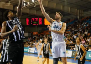 Kelly intenta taponar el tiro a una mano de Víctor Arteaga, jugador del Hestia Menorca. Foto: MOI VALERA