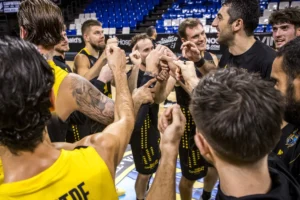 Los jugadores de La Laguna Tenerife, contentos tras conseguir su segunda victoria en Europa. Fuente: Basketball Champions League Web