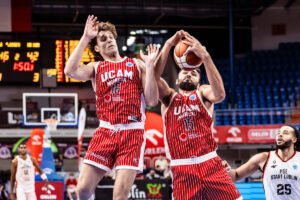 Rubén de la Torre y Emmanuel Cate aseguran el rebote en el encuentro contra el Lublin. Fuente: FIBA Eurocup Web