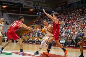 Toni Nakic, jugador del UCAM Murcia, es frenado por Sergi Martínez. Fuente: ACB Photo