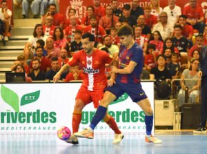 Waltinho pelea un balón con Antonio. Fuente: Jimbee Cartagena