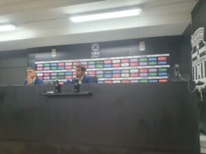 Alejandro Arribas atiende a las preguntas de los medios de comunicación.