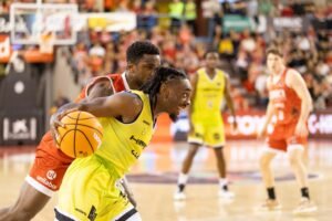 James Batemon avanza hacia canasta con la defensa de Obasohan. Fuente: flleida