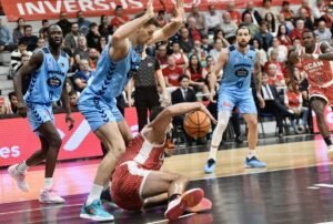 Emanuel Cate intenta pasar el balón con Dragan Apic encima de él. Foto: Israel Sánchez