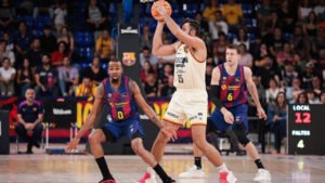 Emmanuel Cate, jugador del UCAM Murcia, piensa a quién darle el balón en ataque. Fuente: ACB vía web
