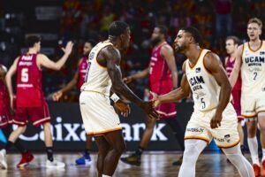 Dylan Ennis y David DeJulius chocan sus manos tras una acción positiva. Fuente: ACB vía web