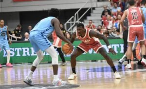 Dylan Ennis, jugador de UCAM Murcia, muy atento al manejo de balón de Cook. Foto: Israel Sánchez