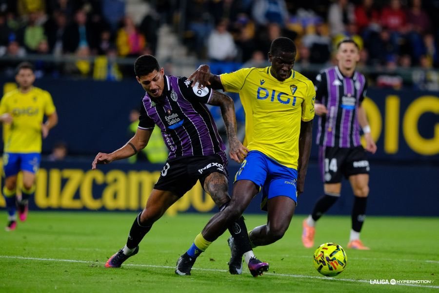 Las disputas se imponen a las ocasiones. Fuente LaLiga Hypermotion 