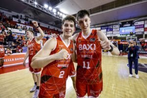 Hugo Benítez y Agustín Ubal, contentos tras ganar al Surne Bilbao Basket. Fuente: Baxi Manresa vía web