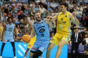 Mavra siente el contacto de Mike Tobey. Fuente: Río Breogán vía web