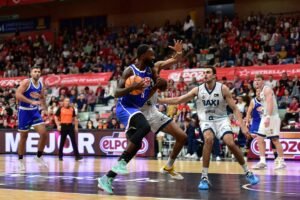 Howard Sant - Roos, jugador del UCAM Murcia, agarra bien fuerte la pelota en su entrada a canasta. Foto: Javier Bernal