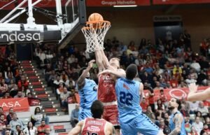 Sander Raieste intenta hacer un mate ante varios defensores del Breogán. Foto: Israel Sánchez